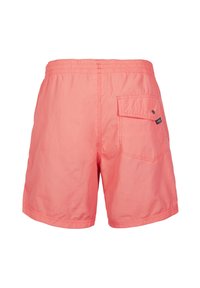 Shorts de bain roses avec une taille élastique, une poche latérale et un tissu texturé. Comprend une poche arrière unique avec rabat et fermeture à pression.