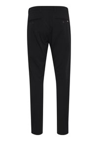 Črne hlače s slim fit krojem, ki imajo dve zadnji žepni z gumbom in gladko teksturo blaga.