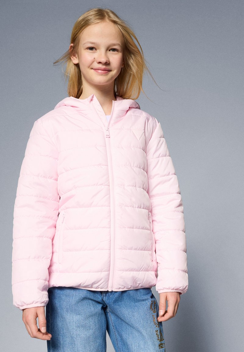Rosa puff-jacka med huva, med kviltad design och dragkedjeslutna fickor. Materialet verkar glänsande och lättviktigt.