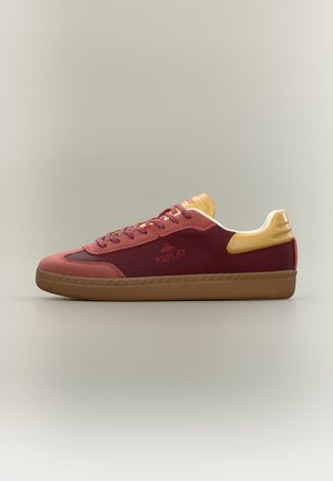 Baskets basses dans des nuances de rouge et beige avec semelle en gomme, lacets et logo Replay sur le côté.