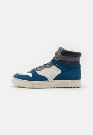 Hochschuh-Sneaker aus blauen Wildleder mit weißen perforierten Einsätzen, einem grauen Lederkragen und einer cremfarbenen Gummisohle.