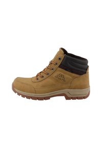 Bottine mi-haute beige avec des accents marron, dessus en cuir, semelle en caoutchouc et œillets en métal. Présente un logo sur le côté et des lacets contrastants.