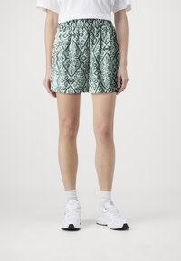 Vero Moda VMLIVA - Kratke hlače - bright white/green