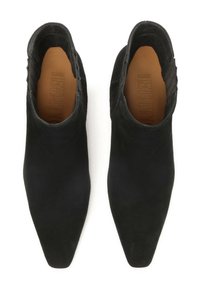 Melnas zamšādas potīšu zābaki ar pakāpenisku purngalu, ar ribotām detaļām sānos un gludu ādas iekšu.