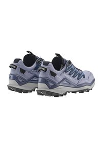 Paire de chaussures de randonnée basses bleues et grises avec des semelles noires robustes et des languettes au niveau du talon et de la languette, vues de dos et de côté.