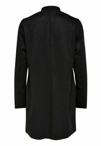 Svart lång rock med en jämn mockayta, rak skärning, utan knäppningar och med hög krage. Har en mittbakssöm och långa ärmar.