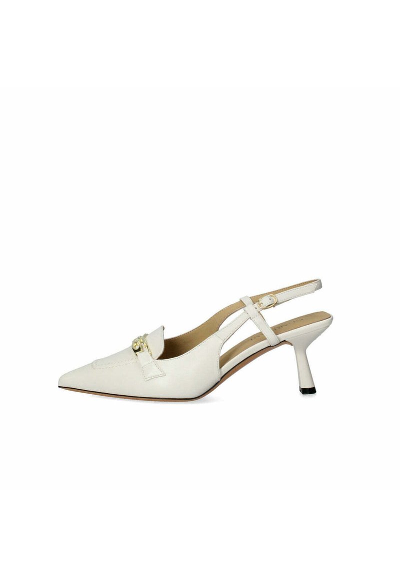 Slingback bianco con punta affusolata, in pelle, design minimalista, con un accento dorato e un tacco affusolato.