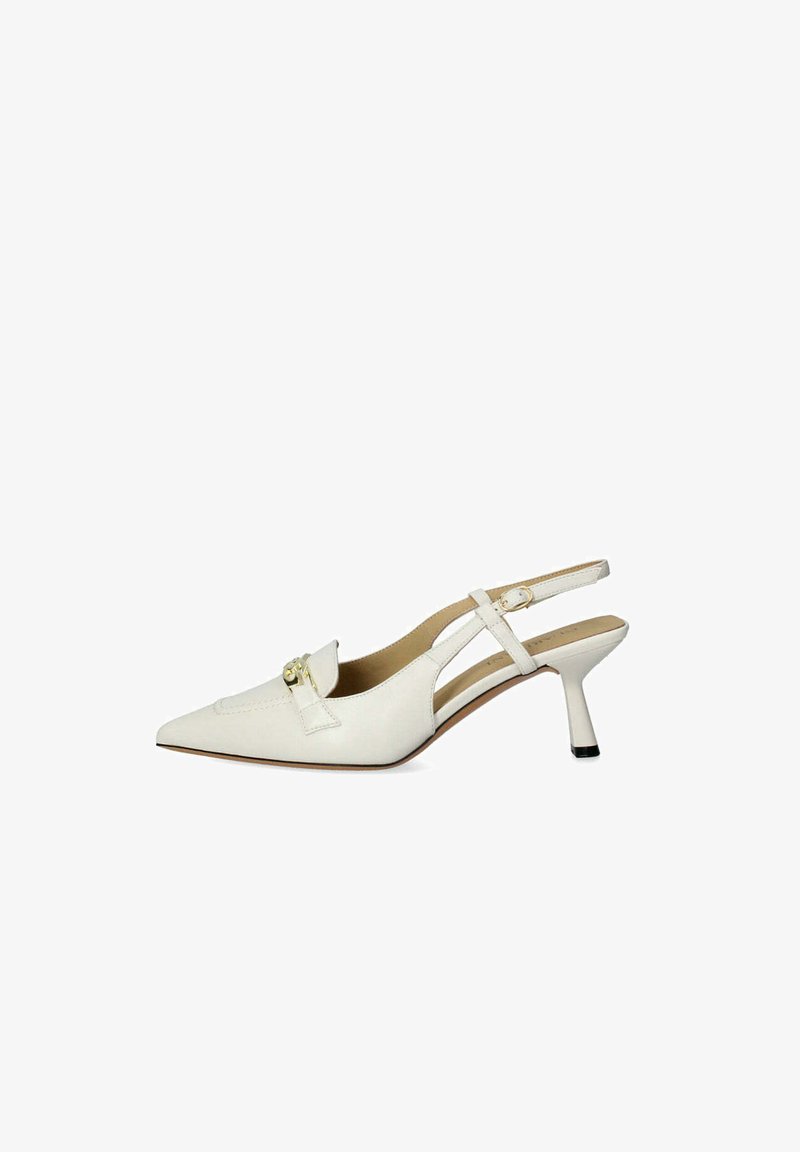 Slingback bianco con punta affusolata, in pelle, design minimalista, con un accento dorato e un tacco affusolato.