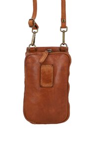 Braune Leder-Slingtasche mit Reißverschluss, strukturierter Oberfläche, verstellbarem Riemen und einer kleinen Fronttasche mit Nahtdetails.