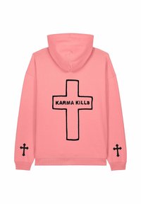 Felpa rosa con una croce nera e il testo "KARMA KILLS" sulla schiena. Piccole croci nere decorano ciascun manica. Tessuto morbido.