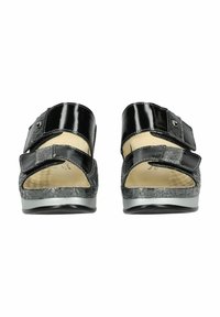 Sandali in tessuto sintetico lucido e testurizzato neri con doppie cinghie regolabili, design open-toe e soletta sagomata su una suola bassa.