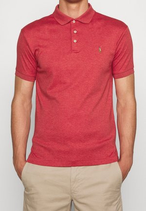 Rotes Polohemd aus strukturiertem Stoff, mit einer drei-Knopf-Leiste und einem kleinen grünen Logo auf der linken Brust. Kurze Ärmel und klassischer Kragen.