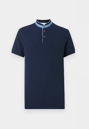 Polo bleu marine à manches courtes avec un col mandarin bleu clair et trois boutons sur la patte de boutonnage.