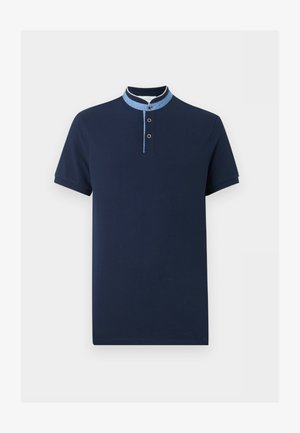 Polo bleu marine à manches courtes avec un col mandarin bleu clair et trois boutons sur la patte de boutonnage.