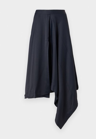 Gonna midi in satin blu navy con orlo asimmetrico, caratterizzata da una texture liscia e una leggera drappeggiatura. Vita aderente senza chiusure visibili.
