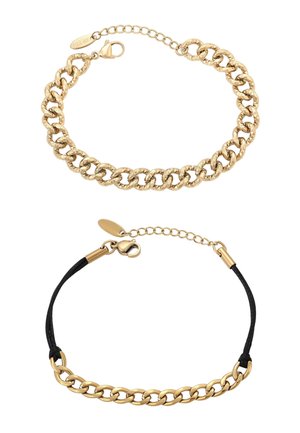 Două brățări din lanț auriu, una cu zale groase și texturate și închizătoare tip homar, cealaltă cu zale netede pe o bandă de șnur negru cu închizătoare.