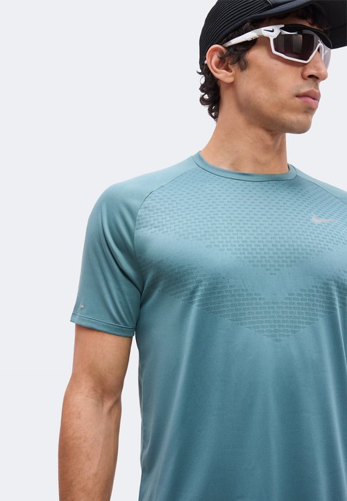Nike Dri FIT ADV Stride Running T Shirt Men's — foto 5