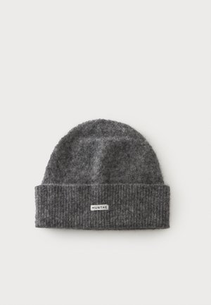Bonnet en laine tricotée gris foncé avec un revers plié et une petite étiquette blanche portant l'inscription "MUNTHE" au centre avant.