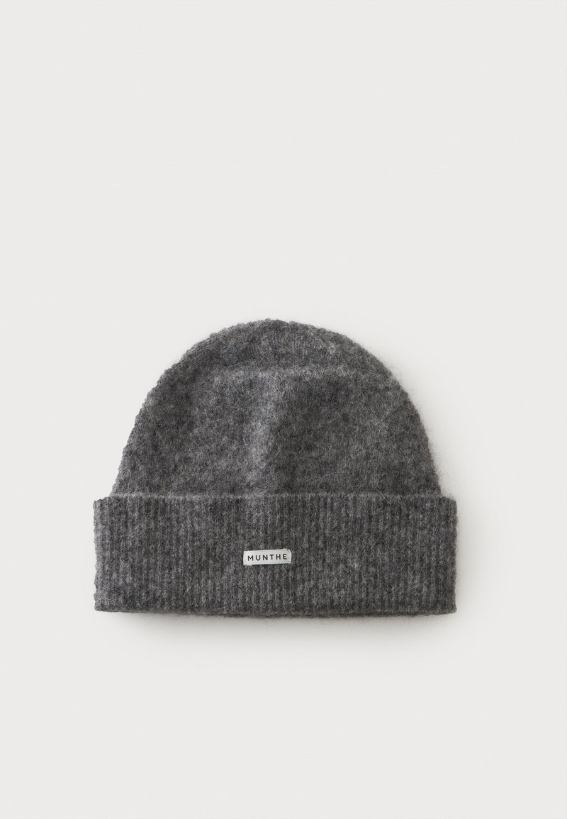 Bonnet en laine tricotée gris foncé avec un revers plié et une petite étiquette blanche portant l'inscription "MUNTHE" au centre avant.