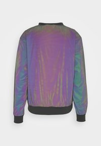 Giacca bomber iridescente con colletto e polsini a coste neri, dalla texture liscia e una combinazione di colori olografici viola e verde.