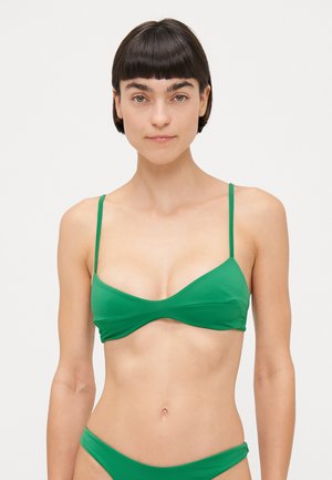 Zaļa bikini blūze ar plāniem siksniņām, trīsstūra formas un gludas, elastīgas auduma. Šim dizainam ir sakrāta priekšpuses detaļa.