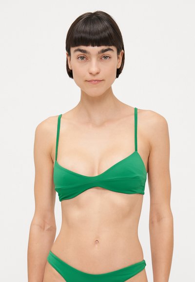 Top de bikini verde con tirantes finos, de forma triangular y fabricado en un tejido suave y elástico. Este diseño presenta un detalle fruncido en la parte delantera.