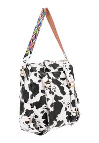 Borsa con stampa a macchie di mucca bianca e nera, con una tracolla decorata a colori, caratterizzata da inserti in oro, manici doppi e diverse tasche.