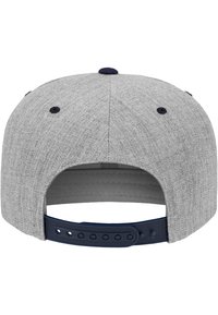 Grå stoff snapback caps med en jevn tekstur, marineblå skygge, og justerbar stropp med flere størrelseshull bak.