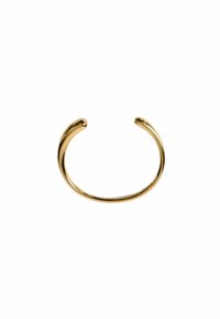 Pulsera de puño color dorado con un diseño suave y redondeado y extremos abiertos. Presenta un acabado pulido y curvas sin costuras.