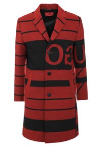 Czerwono-czarny płaszcz w wyraźne poziome pasy, wykonany z teksturowanego materiału, z kołnierzem typu rewers i guzikami z przodu.
