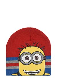 Rode gebreide beanie met een gele Minion-gezicht met grote bril en een glimlach, voorzien van blauwe en grijze horizontale strepen.