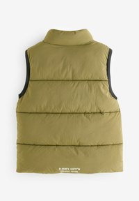 Gilet matelassé vert olive avec bord noir, col montant et sections matelassées horizontales. Présente des coordonnées imprimées et un texte en bas.