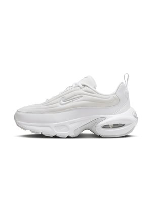 Baskets blanches de sport avec semelle sculptée, coussin d’air visible au talon, fermeture à lacets sur le devant et discret logo Nike sur le côté.