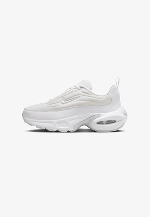 Baskets blanches de sport avec semelle sculptée, coussin d’air visible au talon, fermeture à lacets sur le devant et discret logo Nike sur le côté.