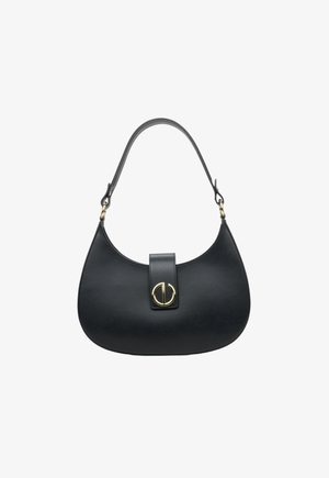 Zwarte leren handtas met een gebogen vorm, gouden hardware en een prominente sluiting. Voorzien van een enkele schouderriem om te dragen.