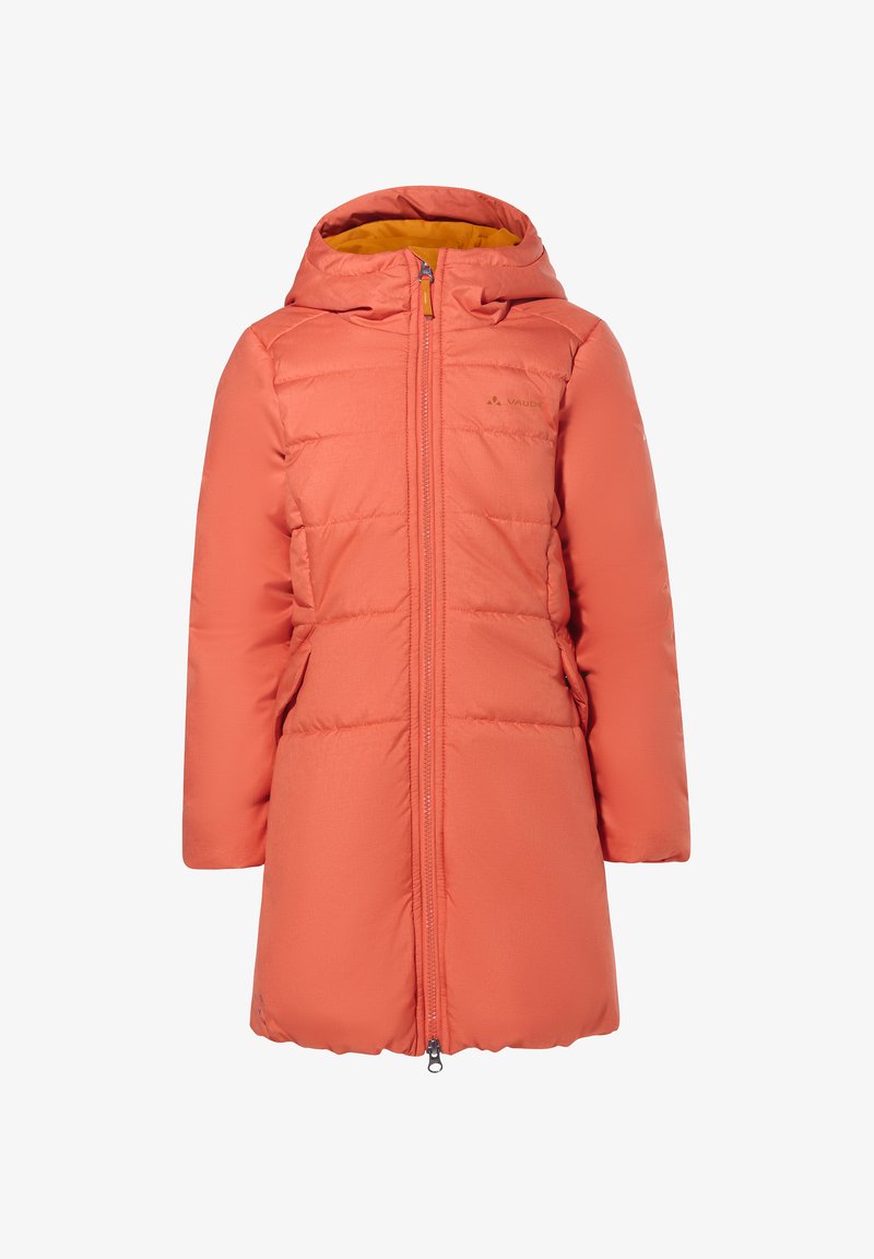 Casaco de inverno longo, acolchoado, na cor coral, com capuz, fecho frontal, dois bolsos laterais e acolchoado à horizontal.