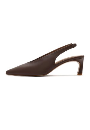 Brauner Slingback-Kitten-Heel-Schuh aus Leder mit spitzer Spitze und kleinem Blockabsatz, minimalistisches Design vor weißem Hintergrund.