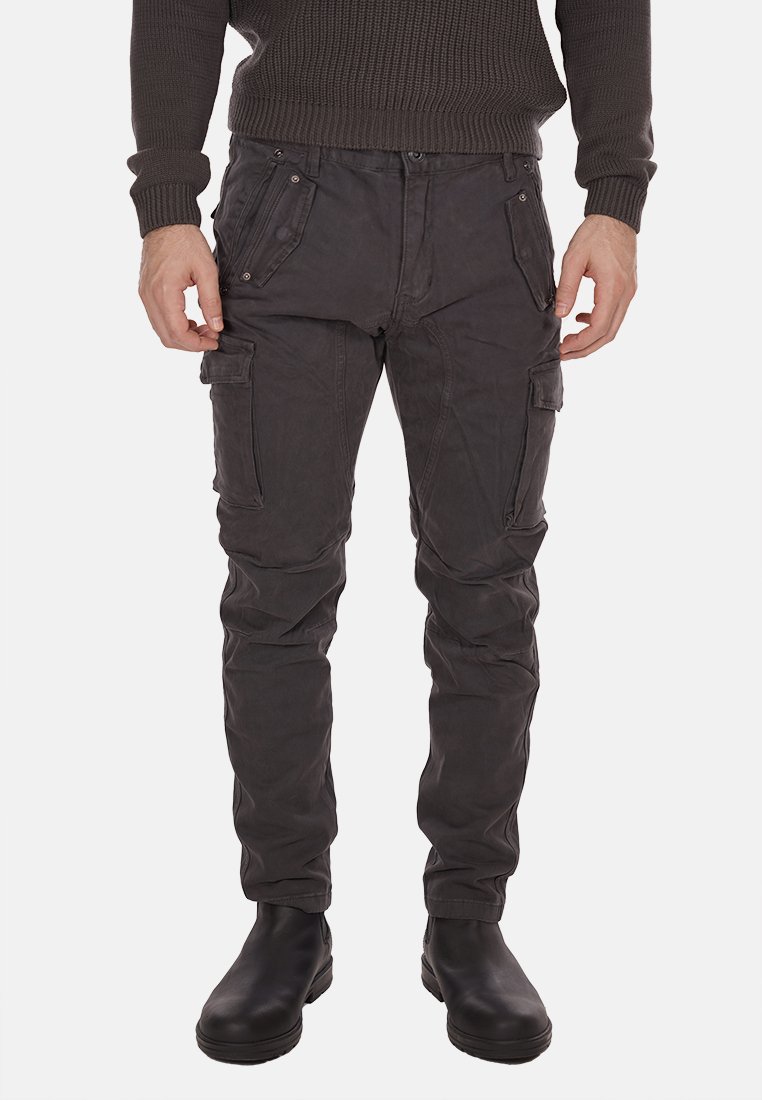 Pantaloni cargo grigi con molteplici tasche, realizzati in un tessuto testurizzato. Presentano una vestibilità slim e gambe affusolate, abbinati a stivali neri.