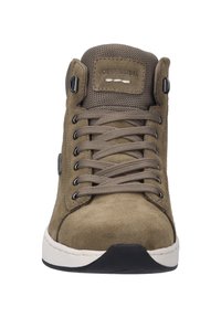 Brązowe zamszowe wysokie trampki z okrągłym noskiem, płaską białą podeszwą, prostym sznurowaniem i etykietą z logo na języku. Posiada metalowe otwory na sznurówki.
