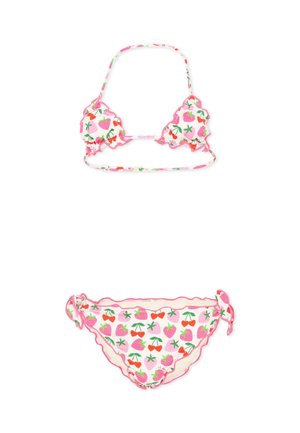 Set bikini rosa con bordi smerlati e stampe di fragole e ciliegie, composto da un top all'americana e slip con laccetti laterali su sfondo bianco.