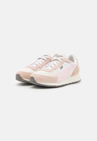 Rosa und weiße Sneakers aus einer Mischung aus Wildleder und Mesh-Materialien, mit einer strukturierten Sohle und klassischem Schnürdesign.