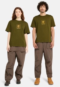 Timberland STACK CAMO TEE. - T-shirt med print - dark olive