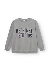 Felpa grigia con collo rotondo, maniche lunghe, con la scritta "RETHINKIT STUDIOS" in lettere grasse color blu navy e una finitura testurizzata.