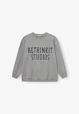 Grauer Pullover mit Rundhalsausschnitt, langen Ärmeln, der "RETHINKIT STUDIOS" in navyblauer, fetter Schrift und einer strukturierten Oberfläche zeigt.