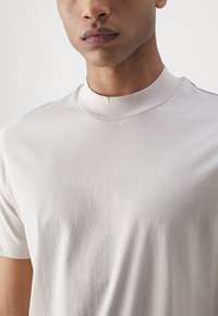 Jack & Jones PREMIUM JPRBLA BASIC TEE TURTLE 2 PACK  - T-shirt basic - moonbeam/dark chocolate brown