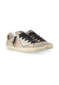 Baskets en cuir de couleur beige clair avec des lacets noirs scintillants, un logo métallique et un accent en cuir léopard sur le talon. Semelle en caoutchouc texturée.