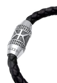 Flätad svart läderarmband med en central silvrig accent med ett detaljerat mönster och ingraverat varumärke, märkt 925.