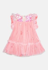 Růžová tylová šaty s volánkovými rukávy, korzetem posetým flitry a s výřezem na zádech. Obsahuje průhledné, lesklé akcenty po celé sukni.