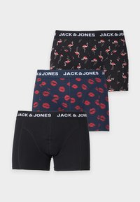Τρία ζευγάρια boxer Jack & Jones σε μαύρο, ναυτικό μπλε με κόκκινα χείλη και μαύρο με ροζ φλαμίνγκο μοτίβα.