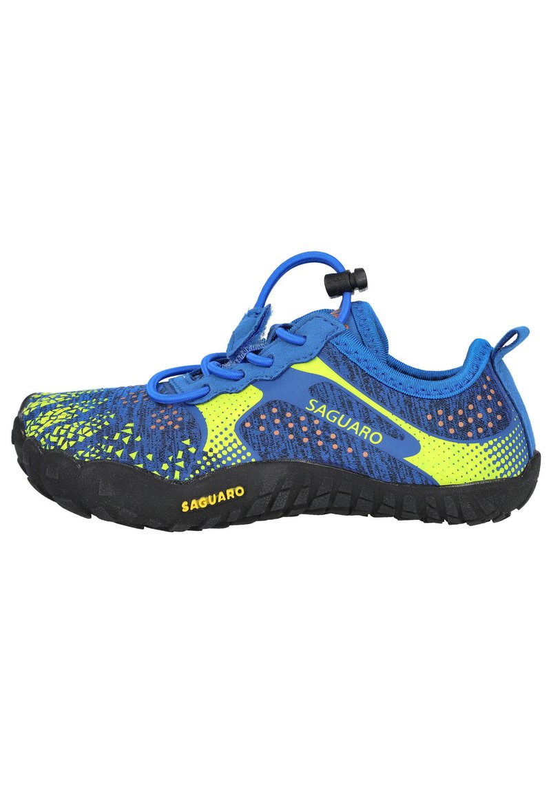 Zapatillas deportivas azules y verdes con parte superior de malla, patrones texturizados, suela flexible y cordones elásticos. Con la marca Saguaro.